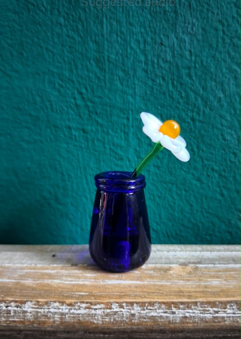 The Dinky Blue Vase and White Daisy Glass Sculpture