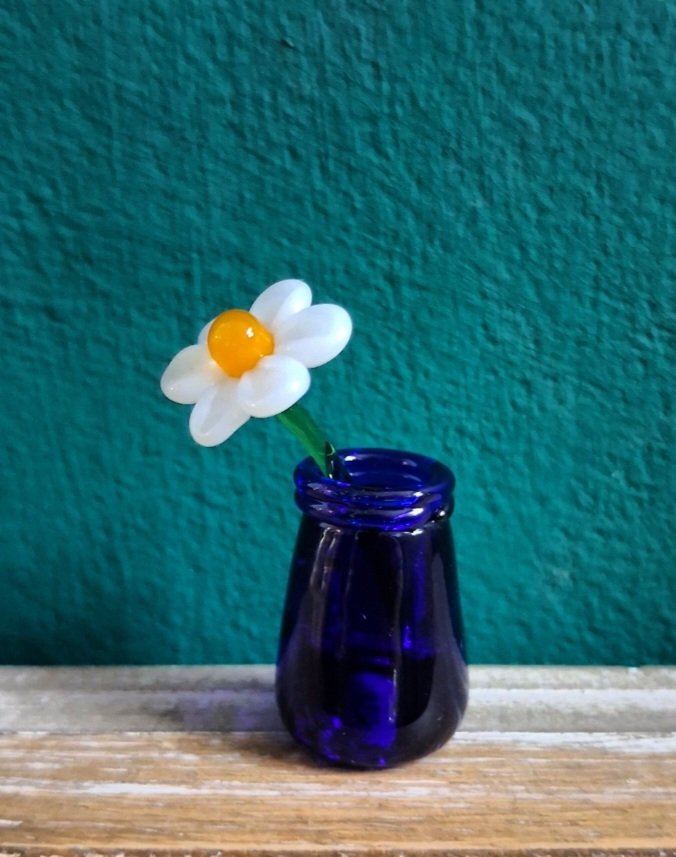 The Dinky Blue Vase and White Daisy Glass Sculpture