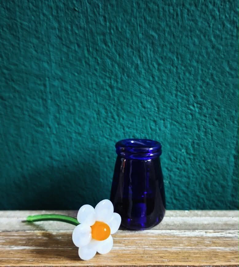 The Dinky Blue Vase and White Daisy Glass Sculpture
